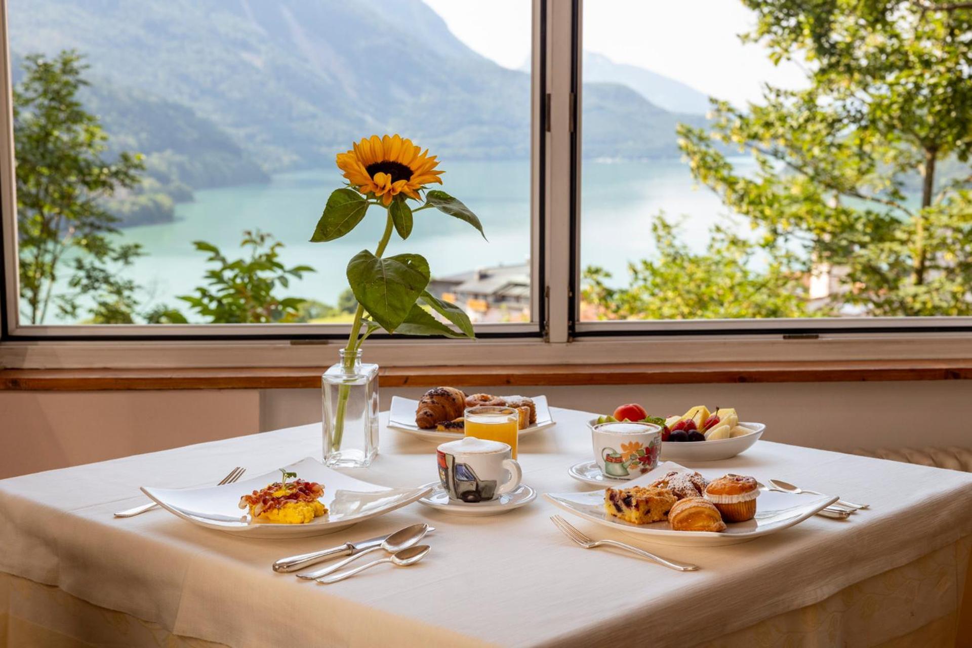 Hotel Londra Slow Living Molveno Exterior photo